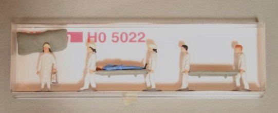 H0 Merten 5022 - Nurses and stretcher bearers